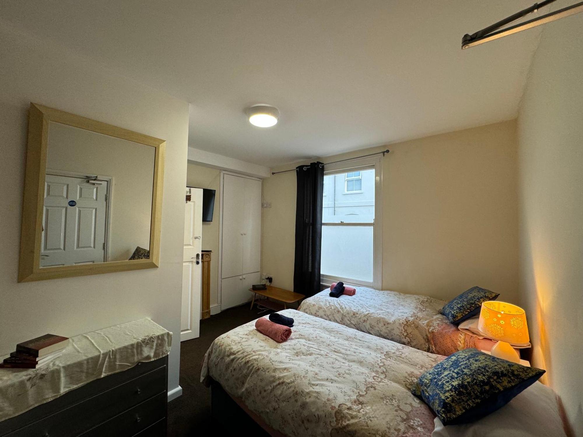 Comfortable Home Away From Home, Town Centre, Free Parking,Multiple Rooms Челтнем Екстер'єр фото