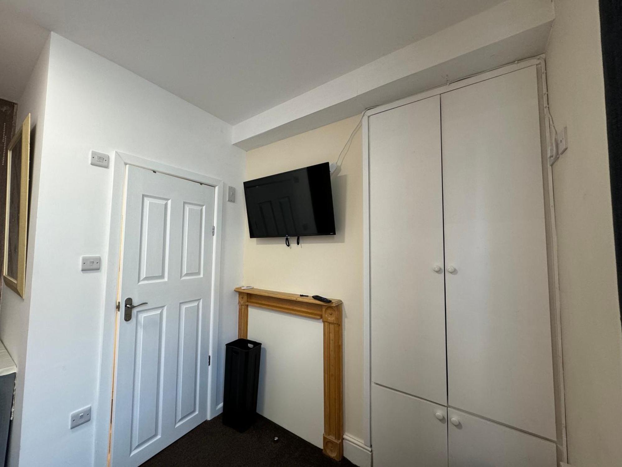 Comfortable Home Away From Home, Town Centre, Free Parking,Multiple Rooms Челтнем Екстер'єр фото