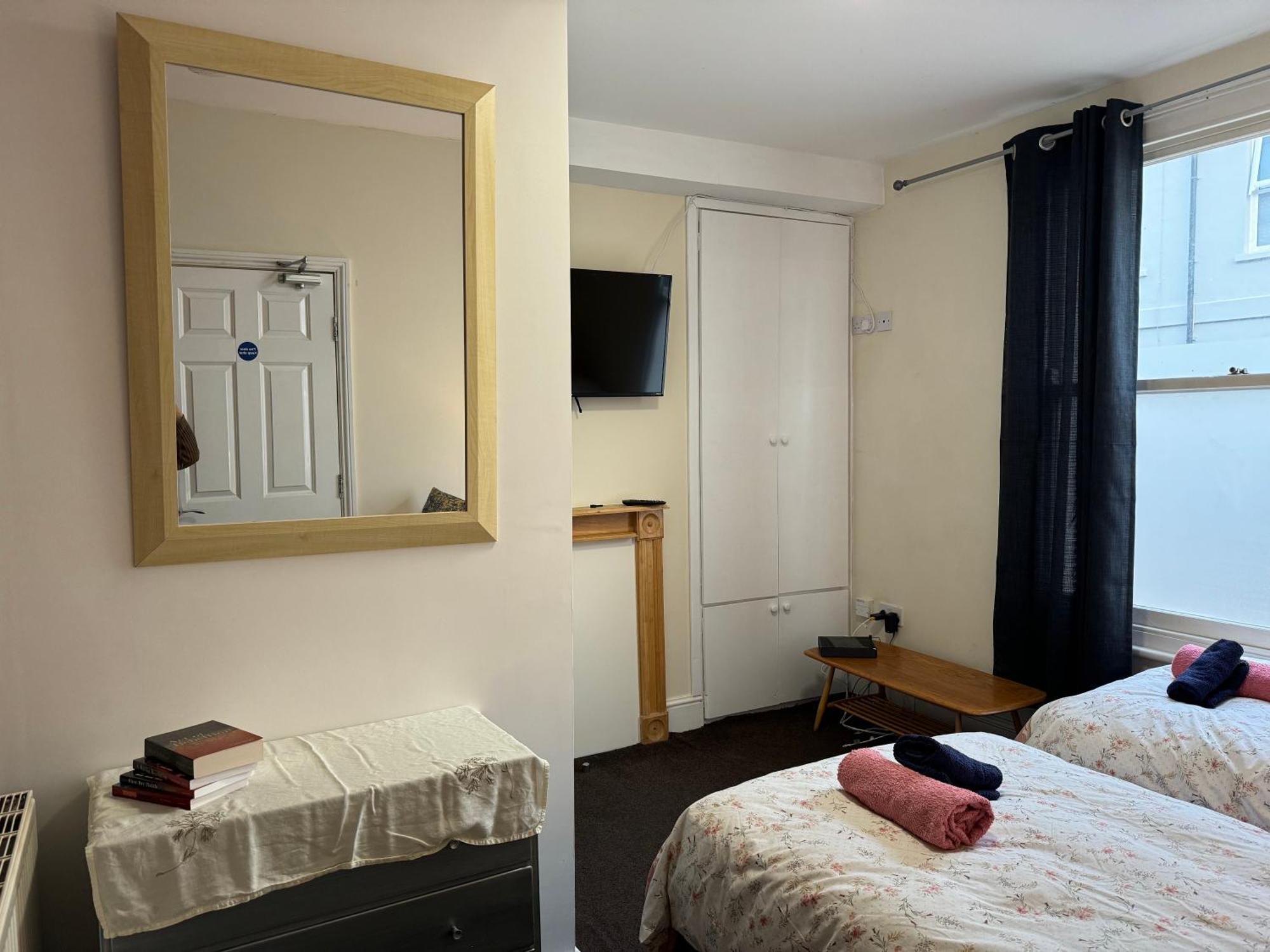 Comfortable Home Away From Home, Town Centre, Free Parking,Multiple Rooms Челтнем Екстер'єр фото