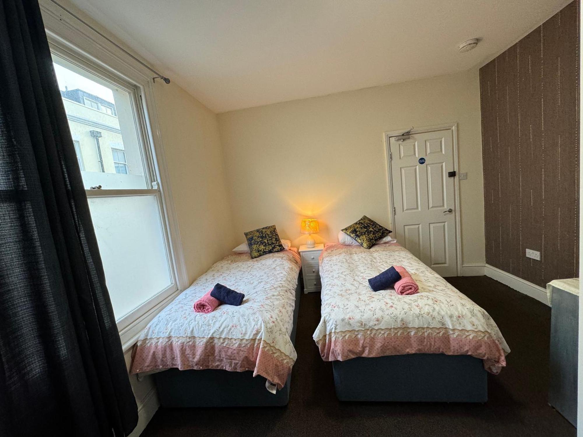 Comfortable Home Away From Home, Town Centre, Free Parking,Multiple Rooms Челтнем Екстер'єр фото