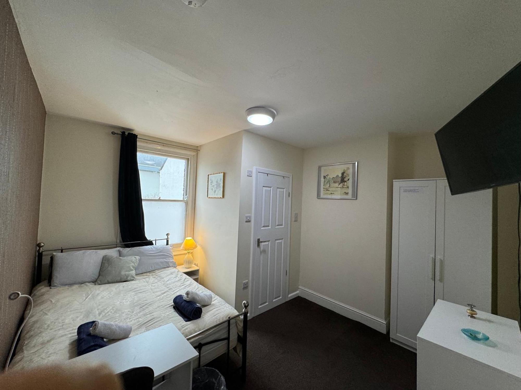 Comfortable Home Away From Home, Town Centre, Free Parking,Multiple Rooms Челтнем Екстер'єр фото